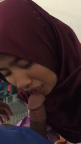 Hijab melayu panas menjilat batang