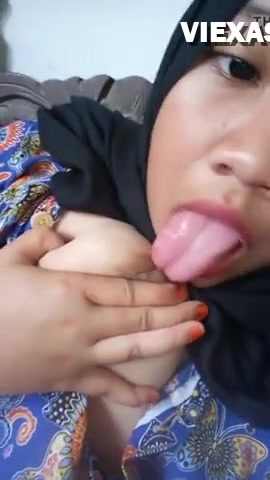 Hijab muslim girl masturbates