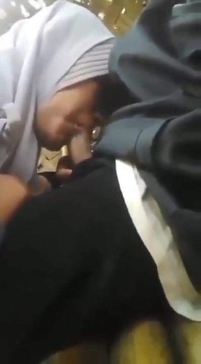 Melayu berhijab melakukan blowjob di taman tersembunyi